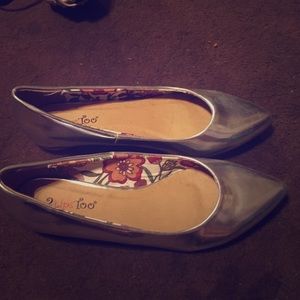 Silver pointed flats