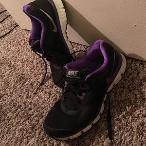 Super comfortable nikes!!! Good condition