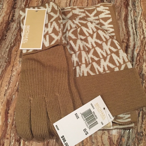 ❌SOLD❌Michael Kors scarf, hat & gloves set - Picture 3 of 4
