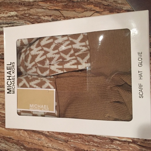 ❌SOLD❌Michael Kors scarf, hat & gloves set - Picture 4 of 4