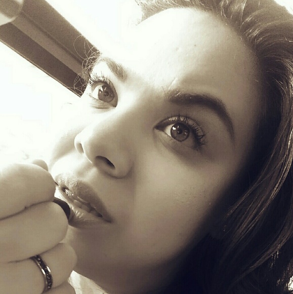 Meet your Posher, Cynthia - Picture 3 of 5