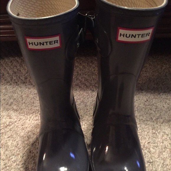 Size 8 midsize hunter rain boots. Great condition.