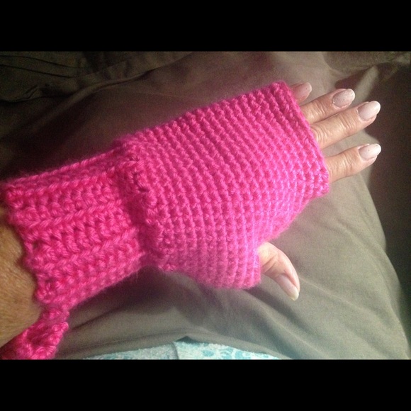 I crocheted these fingerless mittens. Size 7-8 - Picture 2 of 3