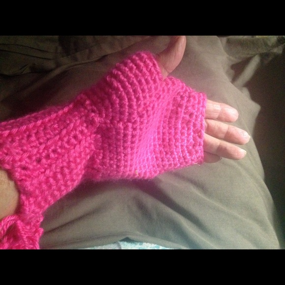 I crocheted these fingerless mittens. Size 7-8 - Picture 3 of 3