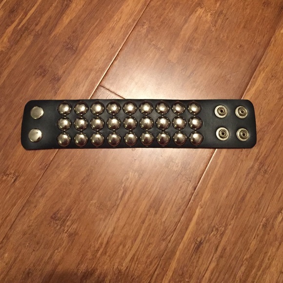 Rounded stud cuff
