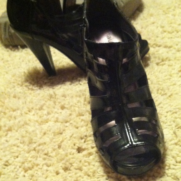 black heels - Picture 2 of 3