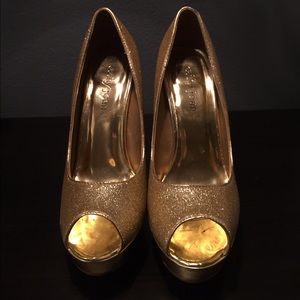 ⬇️Price Reduced⬇️Cathy Jean "Gold" heels