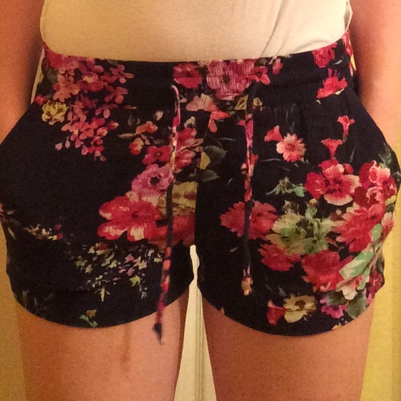 Pants - Floral shorts