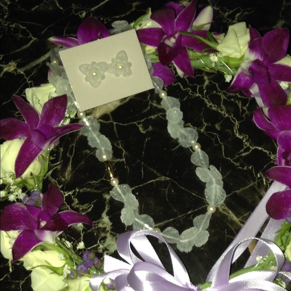 Translucent white floral necklace and earring set - Picture 1 of 4