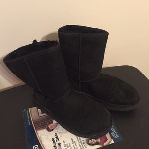 Black short uggs. Size 7
