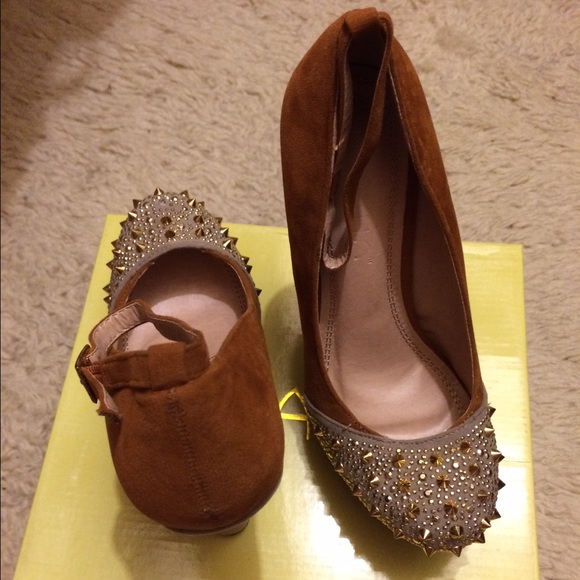 NWT LILIANA Studded Wedges 🎉HP🎉 Wardrobe Goals - Picture 3 of 4