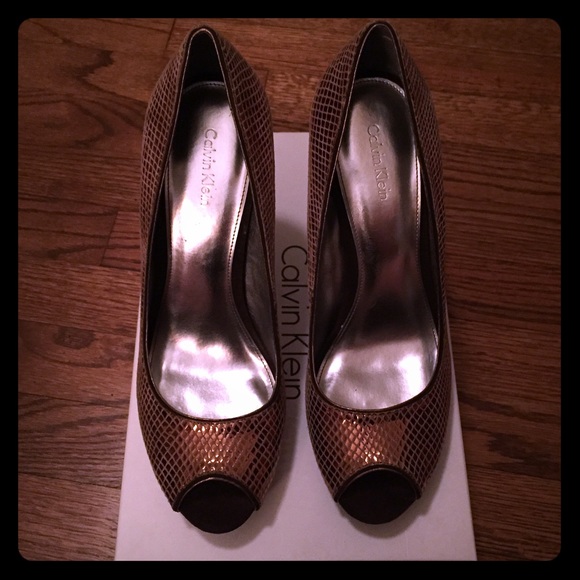 Shiny Calvin Klein heels Size 9
