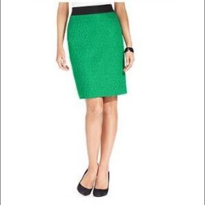 New ALFANI lace pencil skirt. Size 2P✨