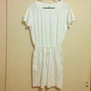 👍🏻Uniqlo white dress with string at waistline👻