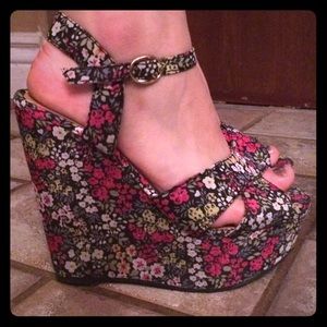 Floral wedge heels