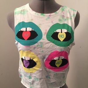 TIE DYE SASSY CONVERSATION HEART LIPS MUSCLE TEE