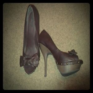 Studded peep-toe bow heels