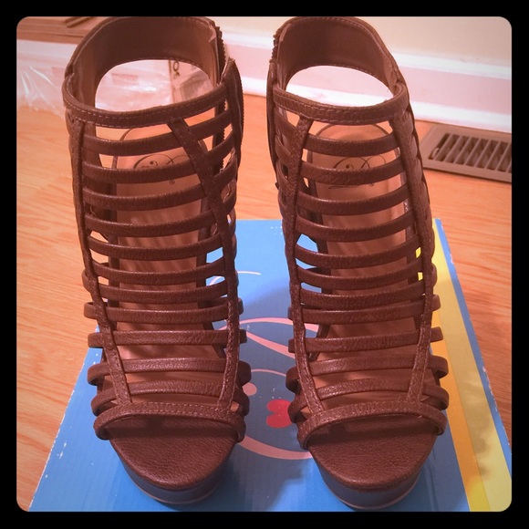 Camel Gladiator Wedges