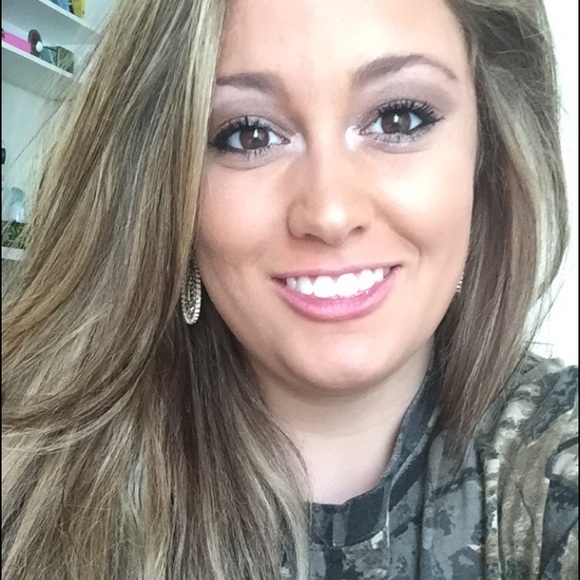 Meet your Posher, Abigail - Picture 3 of 3