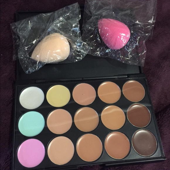 Contour pallete with blending sponge