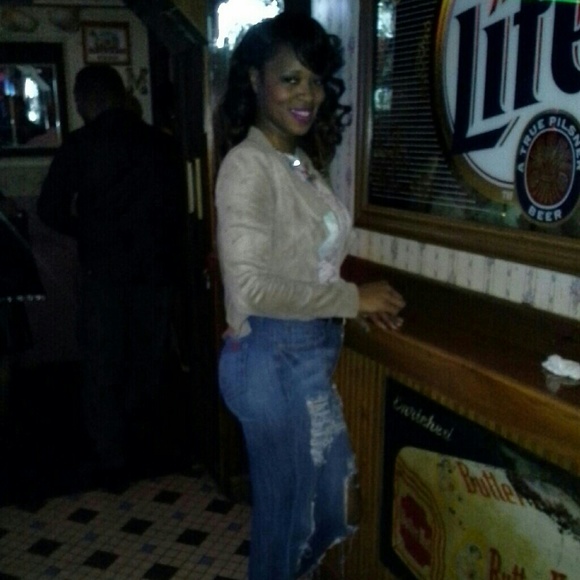 Meet your Posher, Dee - Picture 2 of 2