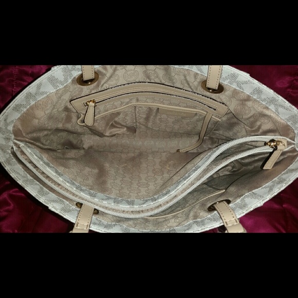 🚫SOLD🚫 New! Michael Kors Jet Set Vanilla Tote - Picture 3 of 4