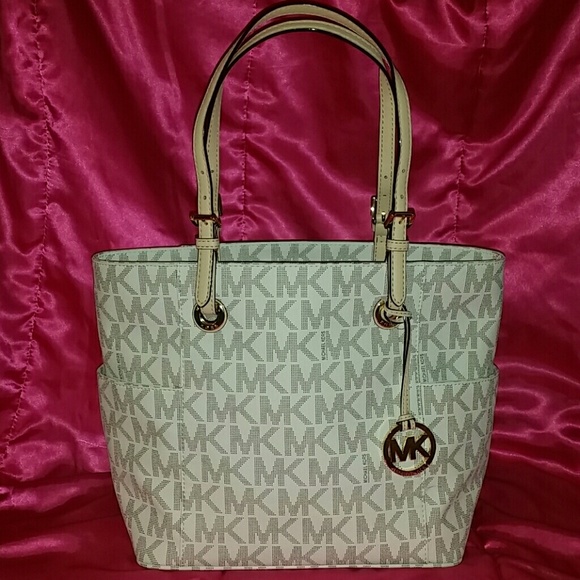 🚫SOLD🚫 New! Michael Kors Jet Set Vanilla Tote - Picture 4 of 4