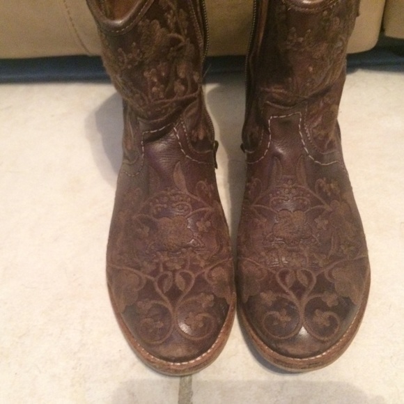 Brown Taos cow girl boots