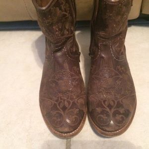 Brown Taos cow girl boots