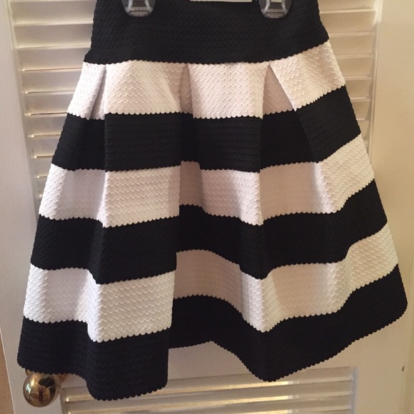 Black/white skater skirt