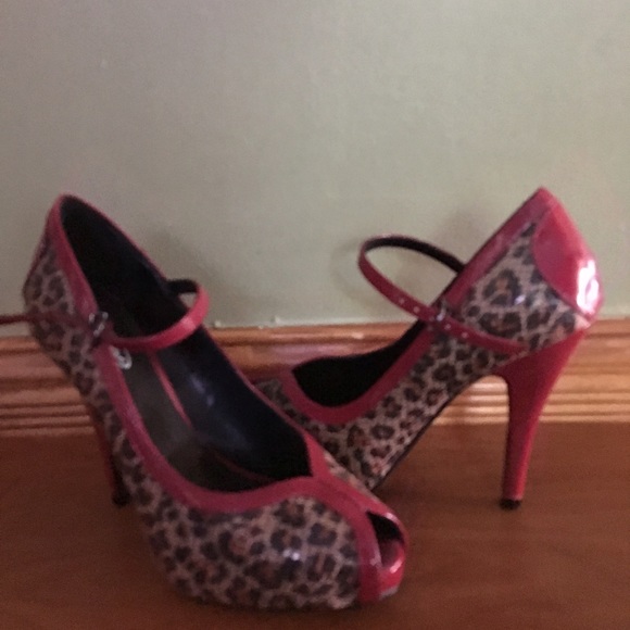 Peep toes shoes