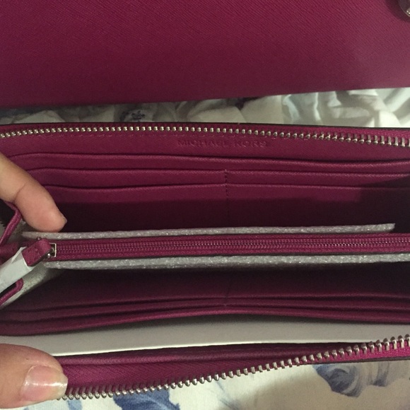 Michael Kors Sutton Set - Picture 3 of 3