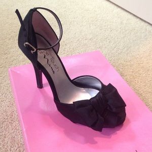 The Touch of Nina Elayne peep toe heel