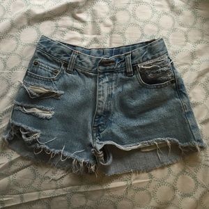 Distressed mid-rise short,