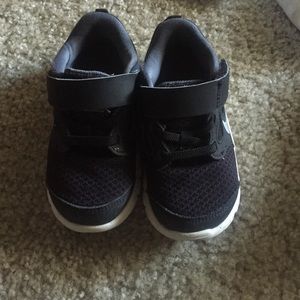 Black nike toddler shoes
