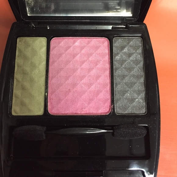 Eye shadows open but never used