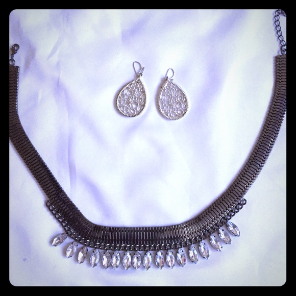 Silver tear drop earrings ~