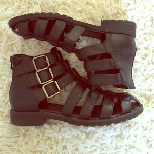 Strappy  sandal /ankle boot