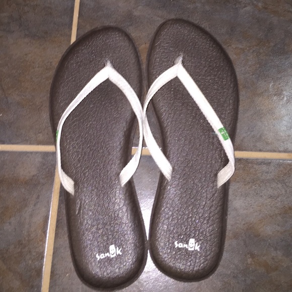 Sanuk Flip flops