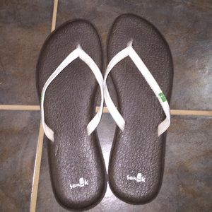 Sanuk Flip flops