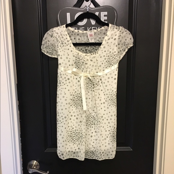Maternity top.