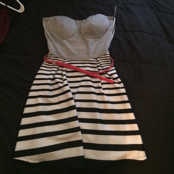 Strapless stripped dress w/belt