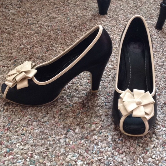 ModCloth Shoes - Black and white heels