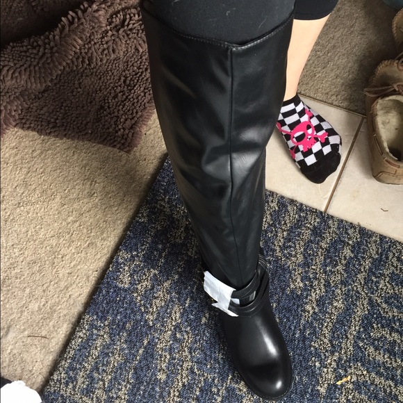 More pictures of the black boots - Picture 1 of 3