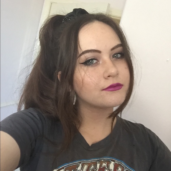 Meet your posher !! :) 🌹👻👻❤️ - Picture 2 of 2