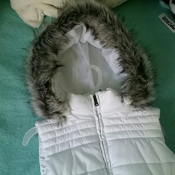New York and Company white bubble vest  with hood - Picture 2 of 3