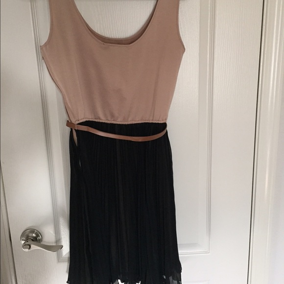 Nude and black dress - Picture 3 of 4