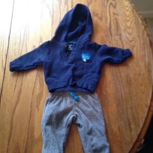 Newborn sweatsuit outfit.