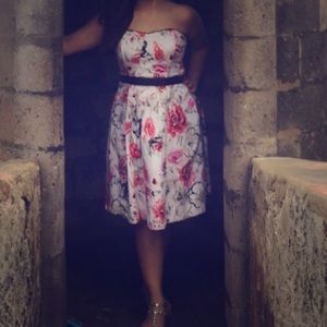 Sweetheart White House Black market floral dress!!
