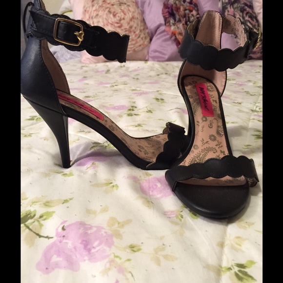 Betsey Johnson Mispris Ankle Strap Heel size 8 1/2